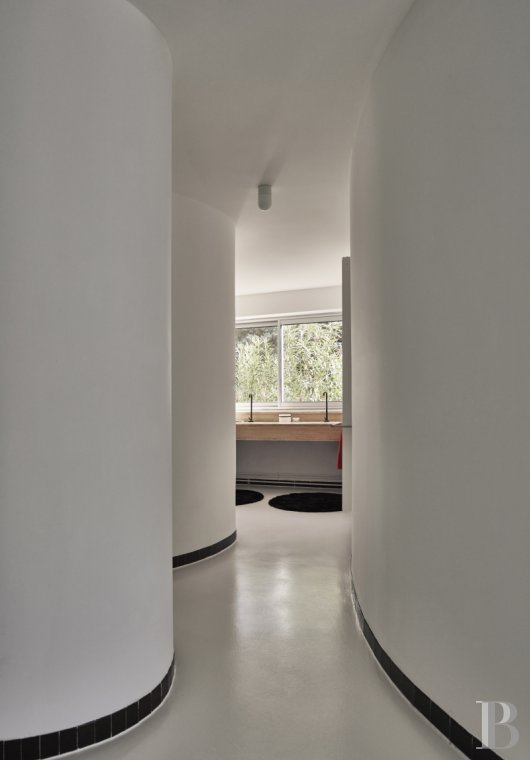 An architect-designed villa built in the 1970s near Arles, in Bouches-du-Rhône - photo  n°22